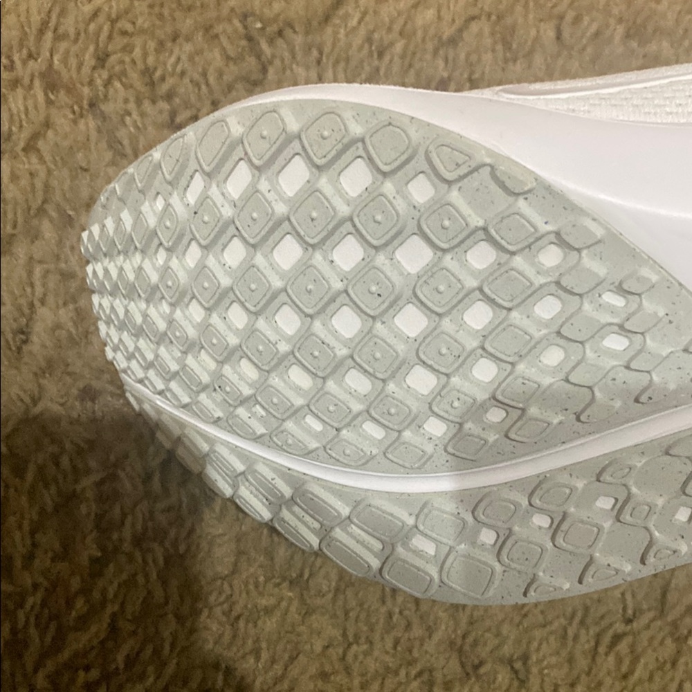 Nike Pegasus Easy On White Athletic Shoes with Breathable Design - Picture 4 of 8